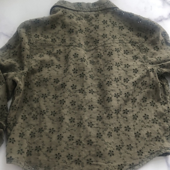 GUESS Eyelet Denim Tie Front Pin Up Shirt Size Medium - Picture 12 of 15